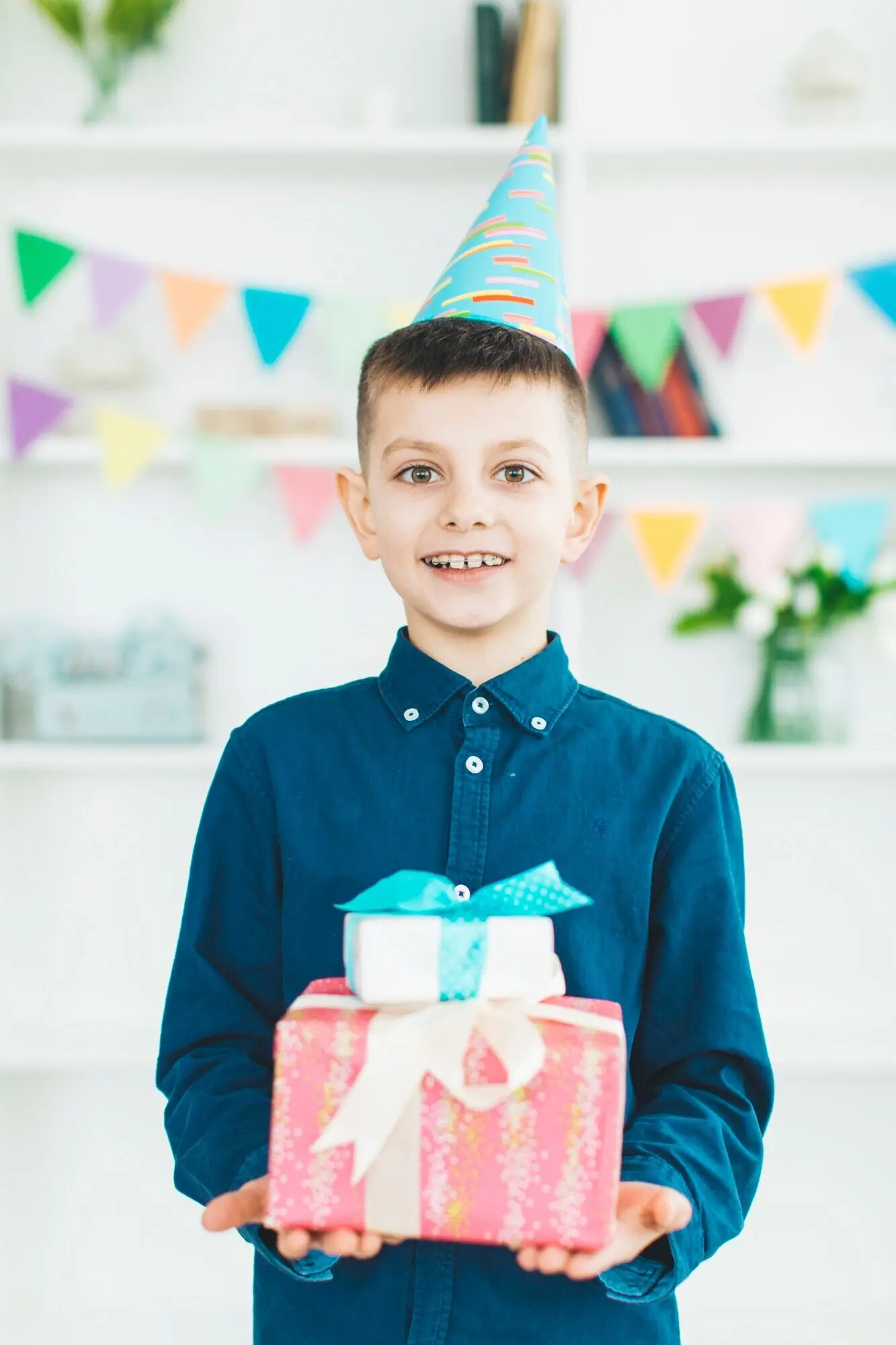 Geburtstagsjunge mit Geschenken