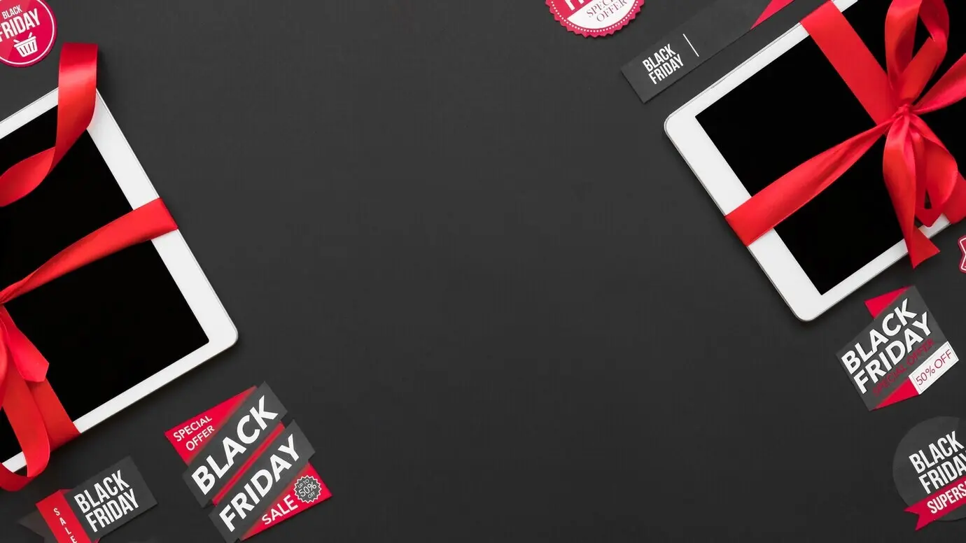Weiße Tablets mit roten Bändern zwischen Sale-Etiketten